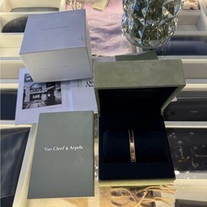 Van Cleef & Arpels Perlée Signature
Bracelet 18K Yellow Gold Medium
Model Size M